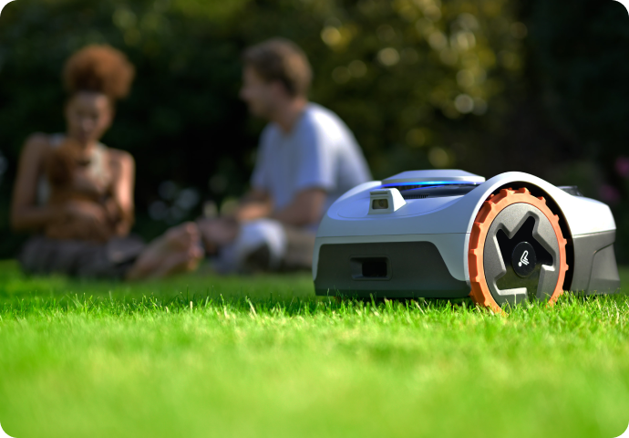 Navimow i Series robot lawn mower on the green grass.