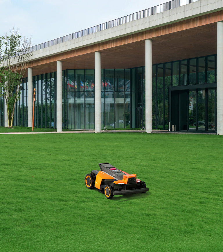 Navimow i Series robot lawn mower mows the green lawn.